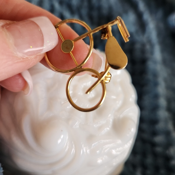A gold tone antique bicycle pin - Picture 3 of 7